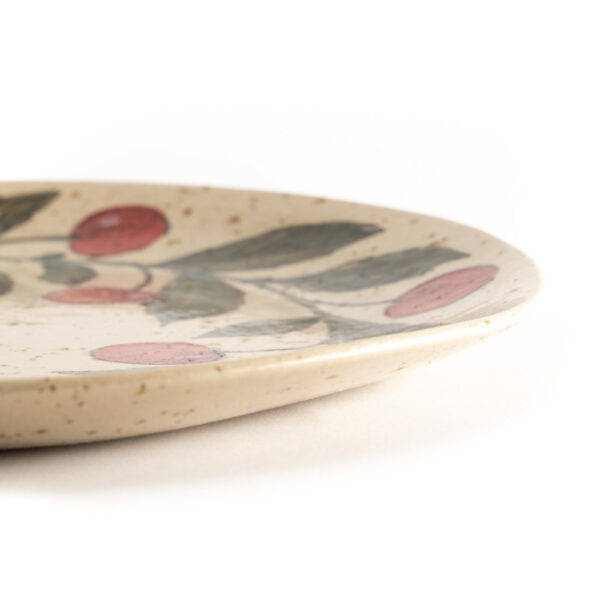 A large plate with berries by the ceramicist Helemall Maask