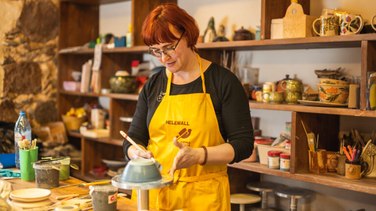 Pepsi keramika keramiķa Helemall Maask darbnīcā