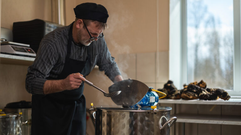 Peipsi preču meistare Tiita Purika vāra čagas ekstraktu