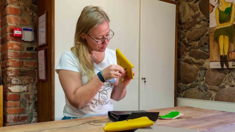 Peipsikaup meister Helen Strom nahadisainer